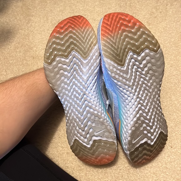 Nike Flyknit epic react running shoe, size 6Y - Picture 4 of 4